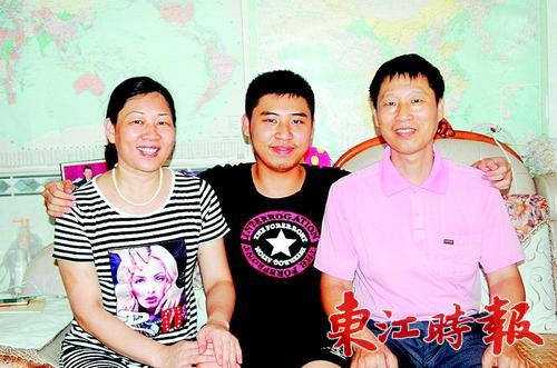 李明明和父母在一起。
