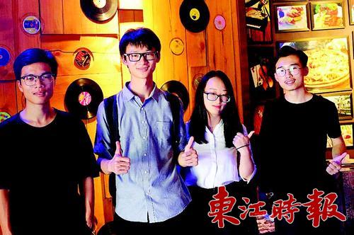 劉志良（左二）和他的團(tuán)隊(duì)。
