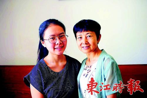 林正青和母親。
