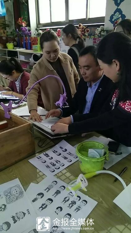  來(lái)自各個(gè)學(xué)校的老師在體驗(yàn)動(dòng)漫制作過(guò)程